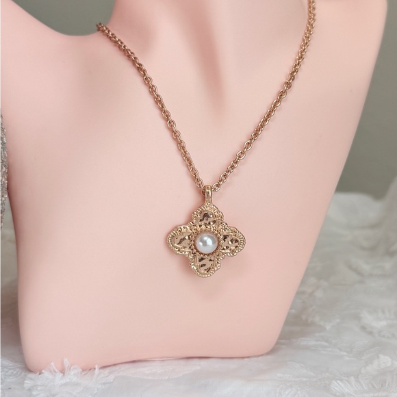 ⚜️ Elegant Gold Pendant Necklace - Picture 8 of 8